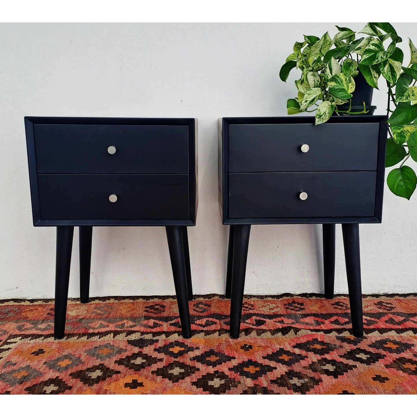 Black Retro Pedestal