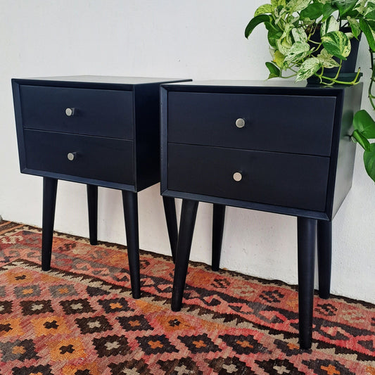 Black Retro Pedestal