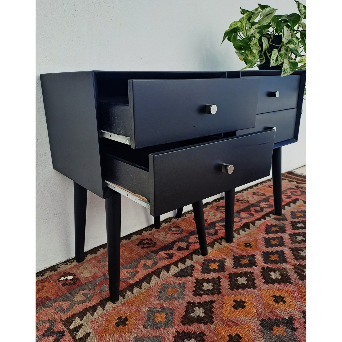 Black Retro Pedestal