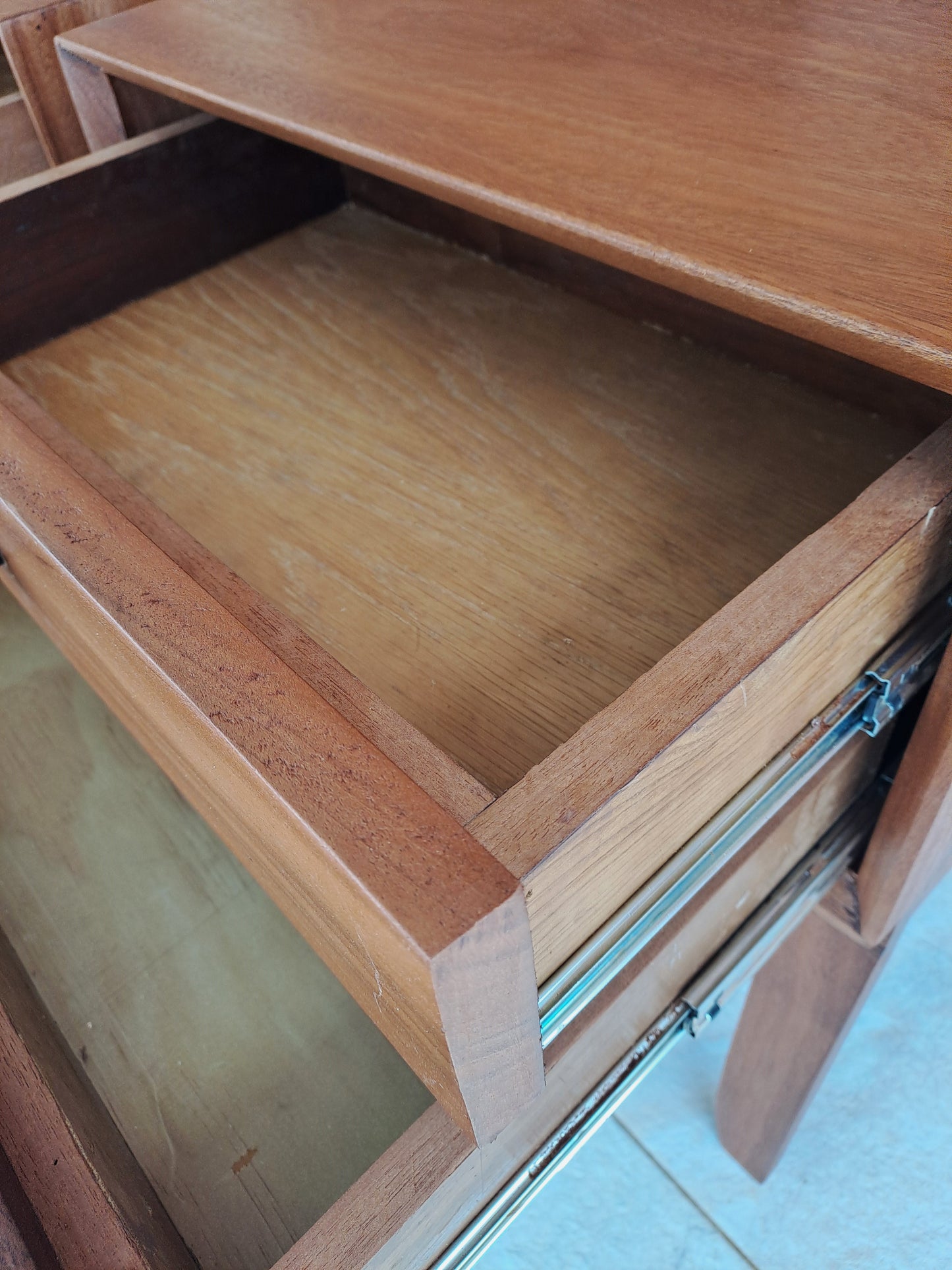 Solid Hardwood Modena Pedestal